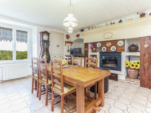 Tranquil Holiday Home In Lavercantiere Near Forest