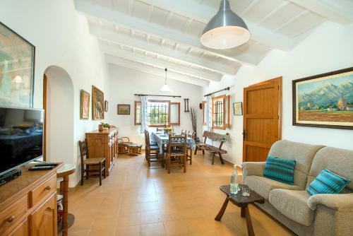 Lovely Villa Llenaire In A Great Location