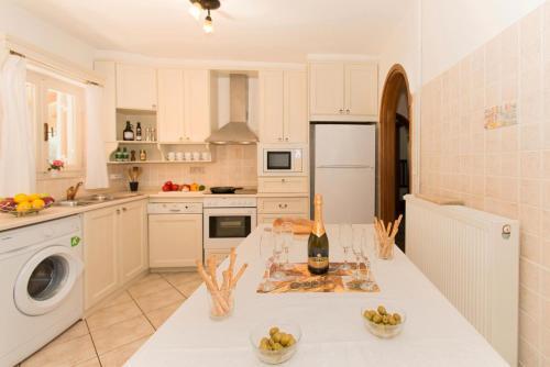 Kassiopi Villa Sleeps 10 Pool Air Con Wifi