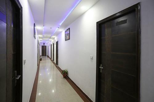 Oyo 23297 Hotel Vanaya Palace