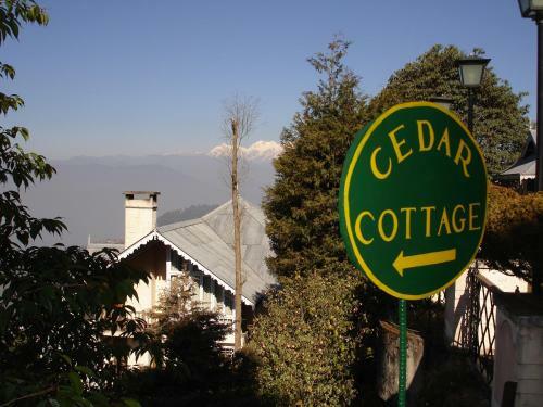 Hotel Cedar Inn