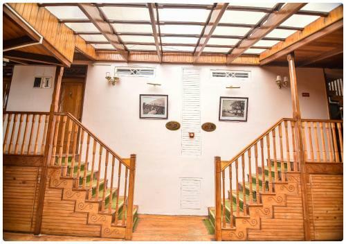 Hotel Cedar Inn
