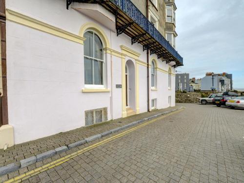 Spacious Holiday Home In Tenby With Garden