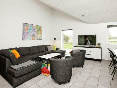 Two-bedroom Holiday Home In Tomrefjord