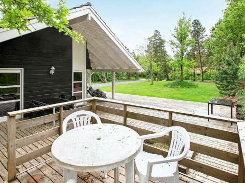Three-bedroom Holiday Home In N�rre Nebel 4