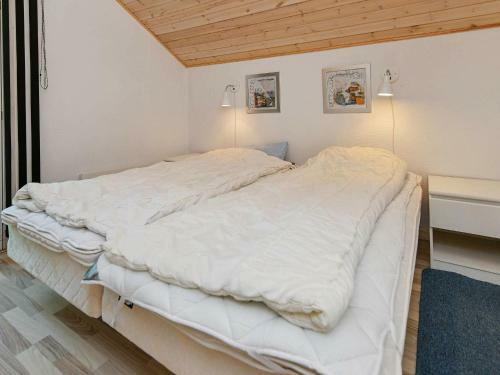 Three-bedroom Holiday Home In N�rre Nebel 4