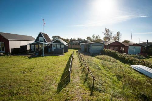 M�ge 66 Holiday House