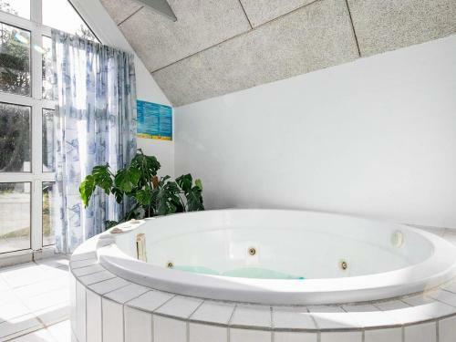 Four-bedroom Holiday Home In Oksb�l 16