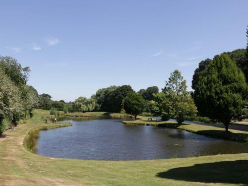 Hollies Lodge