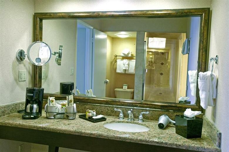 Island Palms Hotel & Marina (.)
