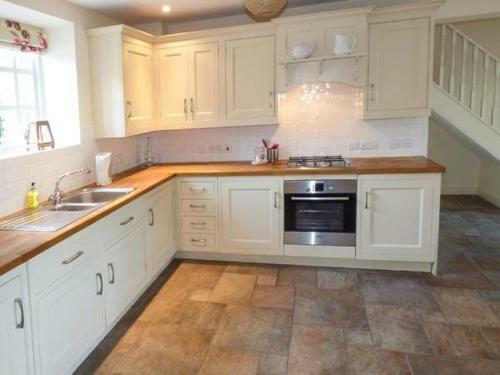 Weir Cottage On The Mill Pond