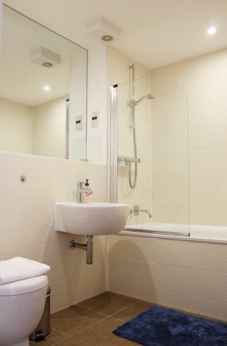 2 Bedroom Apartment With Free Parking Sleeps 4