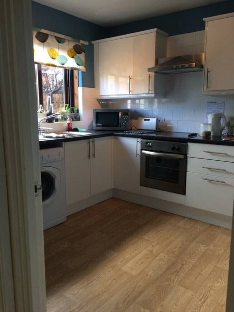 Apartamento 1 Bedroom Studio Flat With Free Parking Sleeps 2