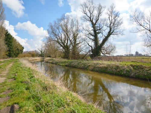 Spacious Cottage In Narborough With Garden