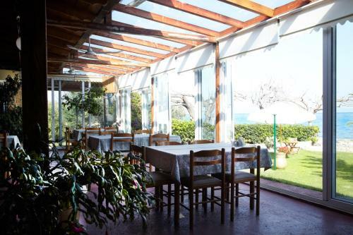 Hostal Evoikos Beach & Resort