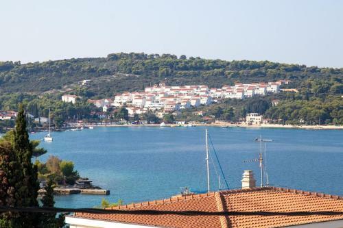 Apartments By The Sea Necujam, Solta - 11090