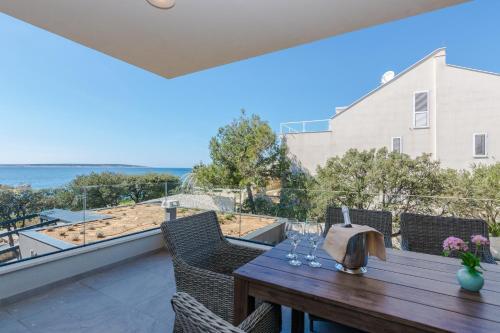 Bozi, Luxury Apartment By The Beach For 8