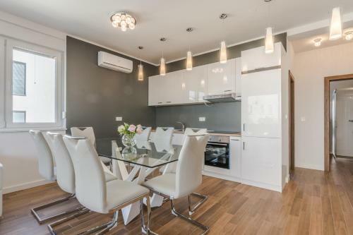 Bozi, Luxury Apartment By The Beach For 8