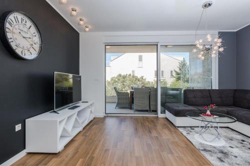 Bozi, Luxury Apartment By The Beach For 8