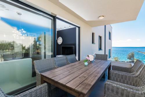 Bozi, Luxury Apartment By The Beach For 8