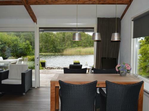 Scenic Lakeside Holiday Home In Kortenhoef
