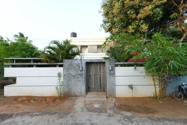 Hotel Oyo 8229 Marine Drive