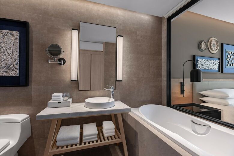 Hotel Four Points By Sheraton Phuket Patong Beach Resort