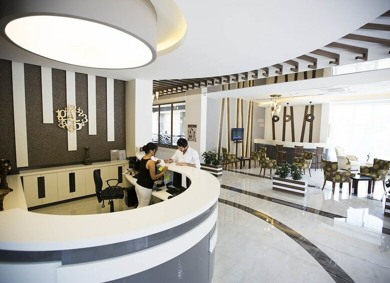 Hotel Lavin Otel