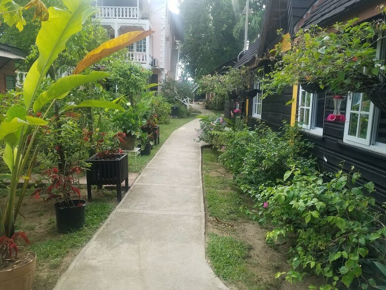 Bed & Breakfast Firefly Beach Cottages And Suites