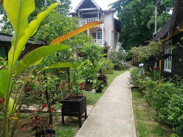 Bed & Breakfast Firefly Beach Cottages And Suites