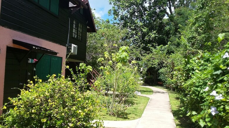 Bed & Breakfast Firefly Beach Cottages And Suites