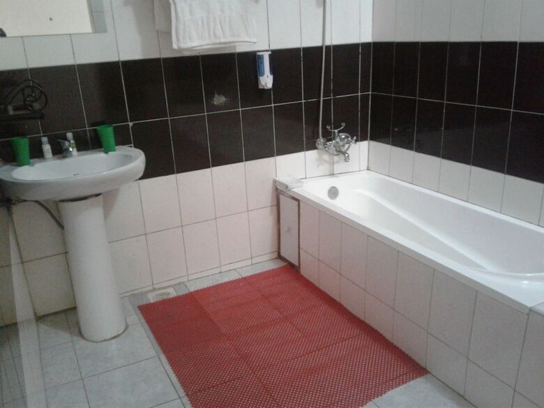 Hotel Bunyonyi Safaris Resort