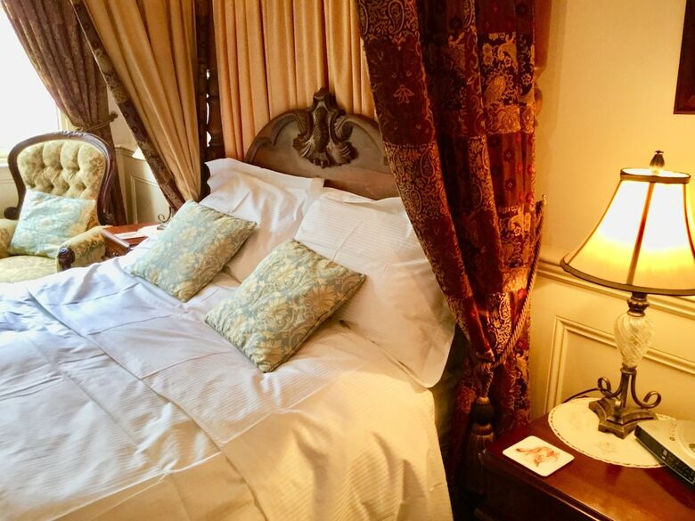 Hotel Storrs Gate House
