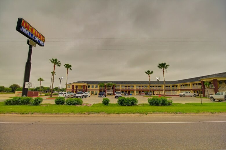 Hotel Deluxe Inn & Suites