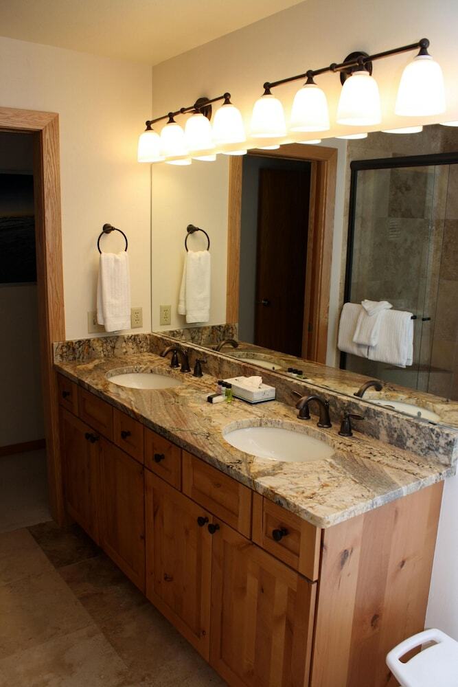 Woods Manor #302a By Peak Property Management