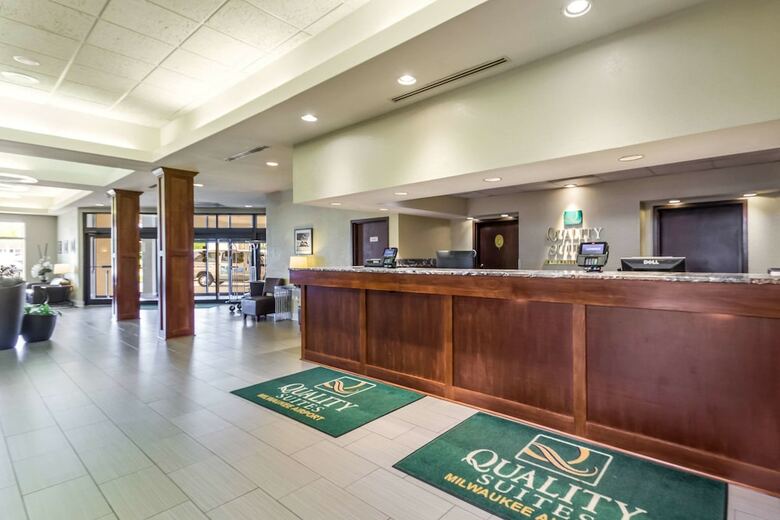 Hotel Quality Suites Milwaukee Airport