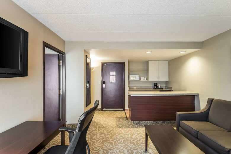 Hotel Quality Suites Milwaukee Airport