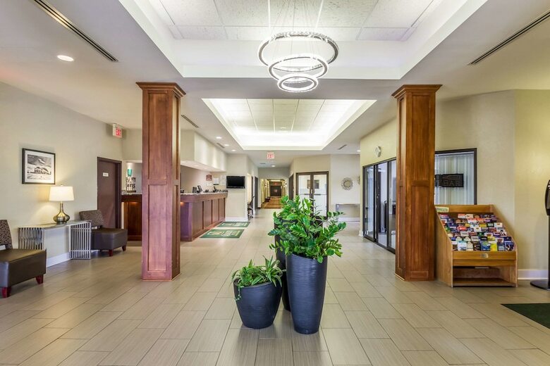 Hotel Quality Suites Milwaukee Airport