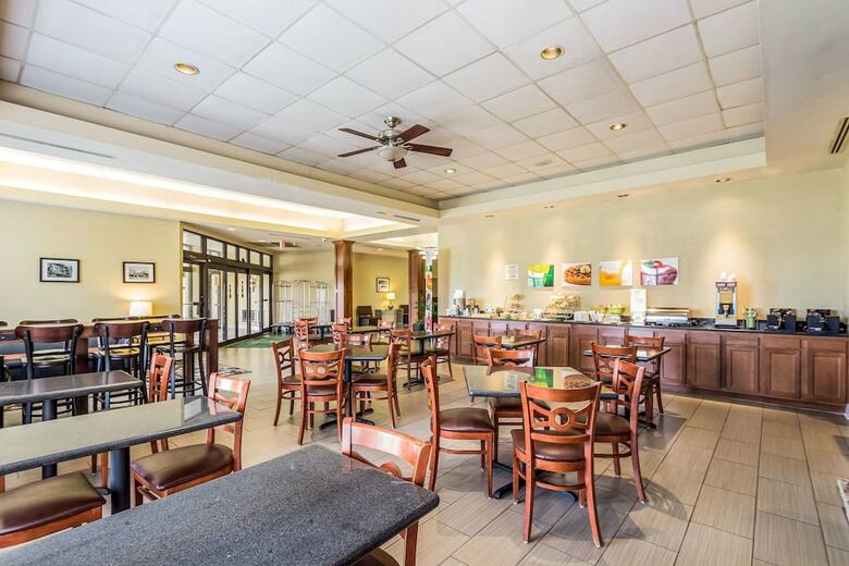 Hotel Quality Suites Milwaukee Airport