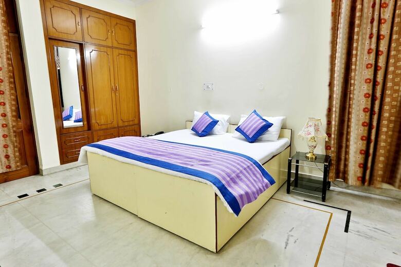 Oyo 402 Hotel Noida Residency