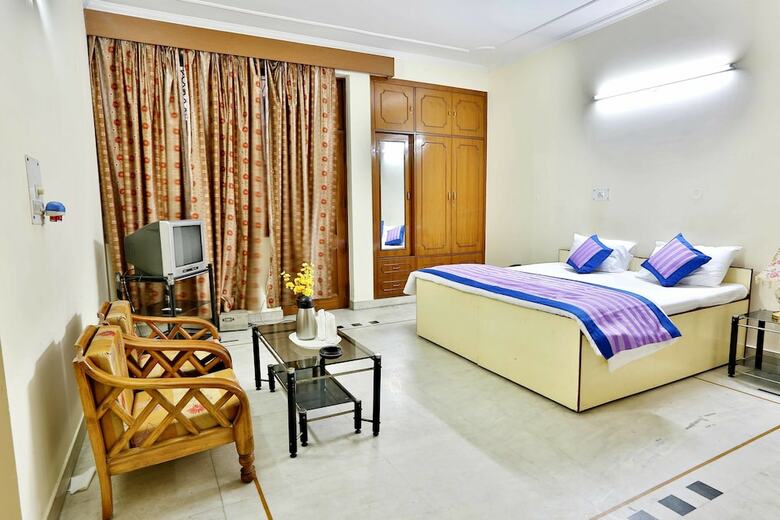 Oyo 402 Hotel Noida Residency