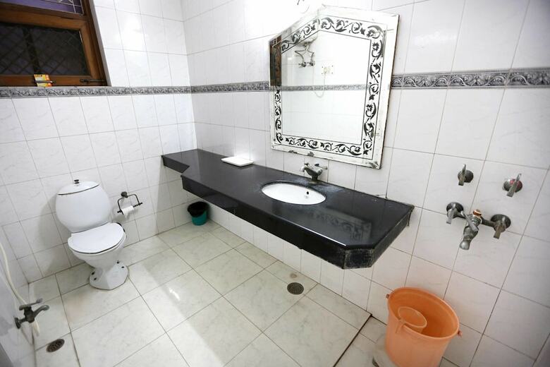 Oyo 402 Hotel Noida Residency