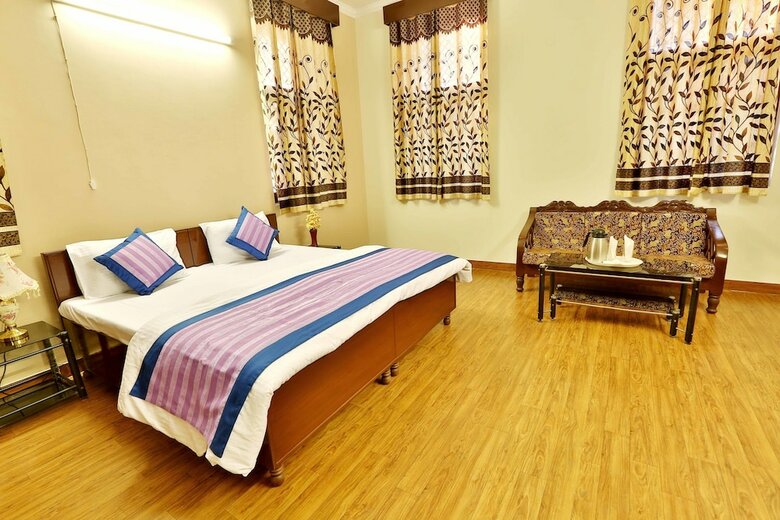 Oyo 402 Hotel Noida Residency