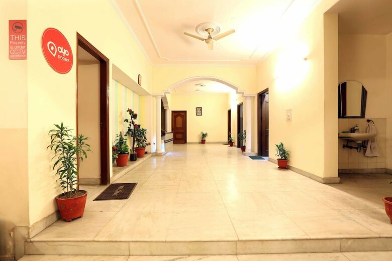 Oyo 402 Hotel Noida Residency