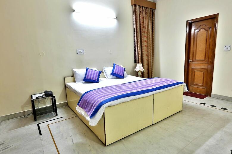 Oyo 402 Hotel Noida Residency