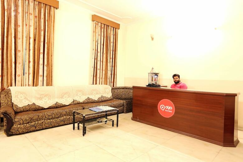 Oyo 402 Hotel Noida Residency