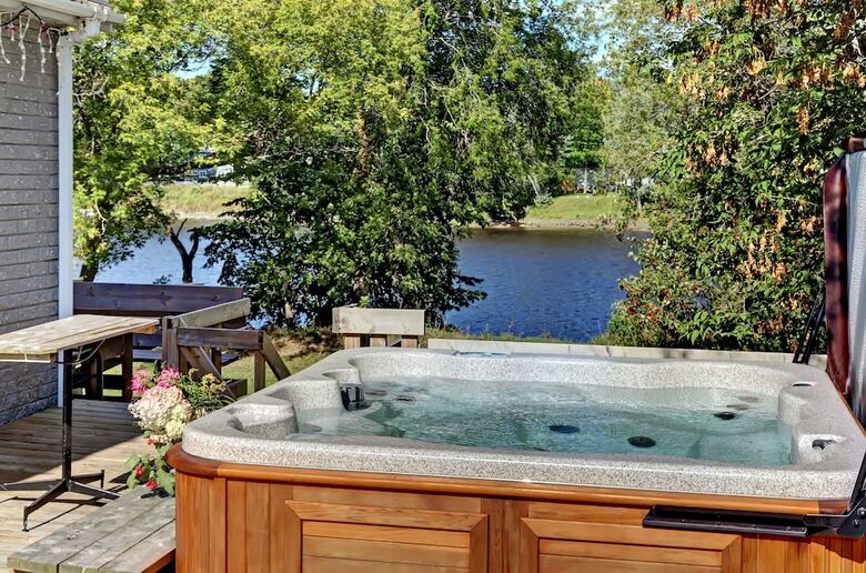 Scott Chalet Spa Sur Rivi�re