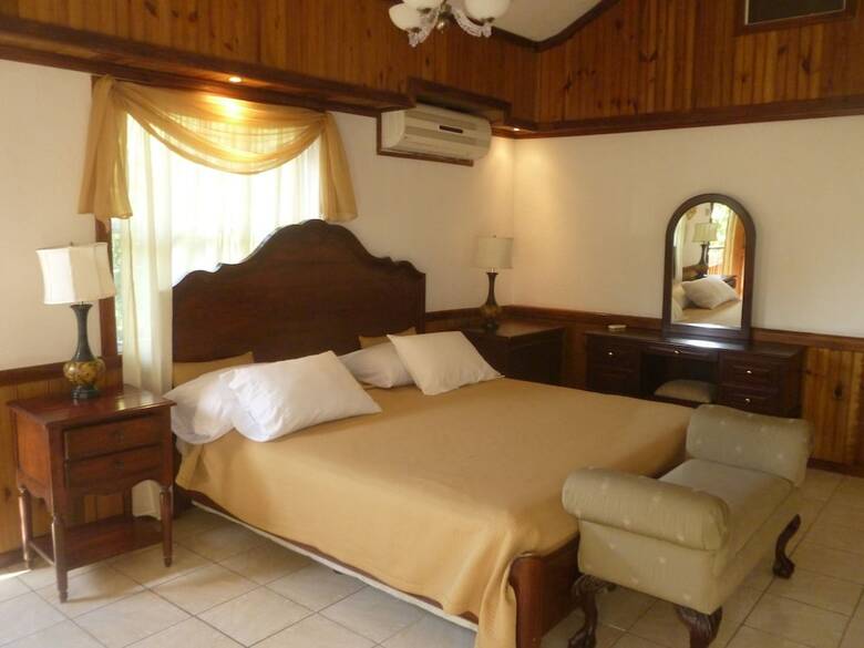 Hotel Foster's West Bay Resort