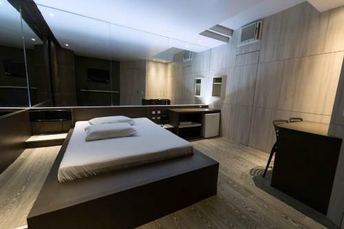 Snob Motel (adult Only)
