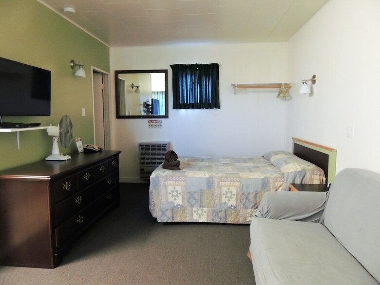 100 Mile Motel & Rv Park